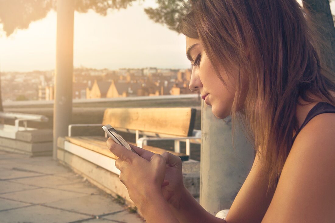 Gemäß einem Bericht von www.merkur.de, Die Verbraucherzentrale warnt vor Betrugsversuchen per SMS, die angeblich von einem Paketdienst stammen und zu einer betrügerischen Betrugsmasche namens „Smishing“ gehören. Kriminelle versuchen, durch gefälschte Paketdienst-SMS Verbraucher dazu zu bringen, gefährliche Links anzuklicken. Dabei werden persönliche Anreden verwendet, um die Empfänger zu täuschen. Diese betrügerischen Nachrichten enthalten Links zu seltsamen Internetseiten, die angeblich helfen, eine Sendung zu verfolgen oder suggerieren, dass dies die „letzte Möglichkeit“ sei, ein Paket abzuholen. Wer den Link anklickt, riskiert die Verbreitung schädlicher Apps, Datenklau oder den Zugang zu Abofallen. Die Verbreitung solcher betrügerischer Nachrichten erfolgt durch gehackte Datenbanken, unseriösen Adresshandel …