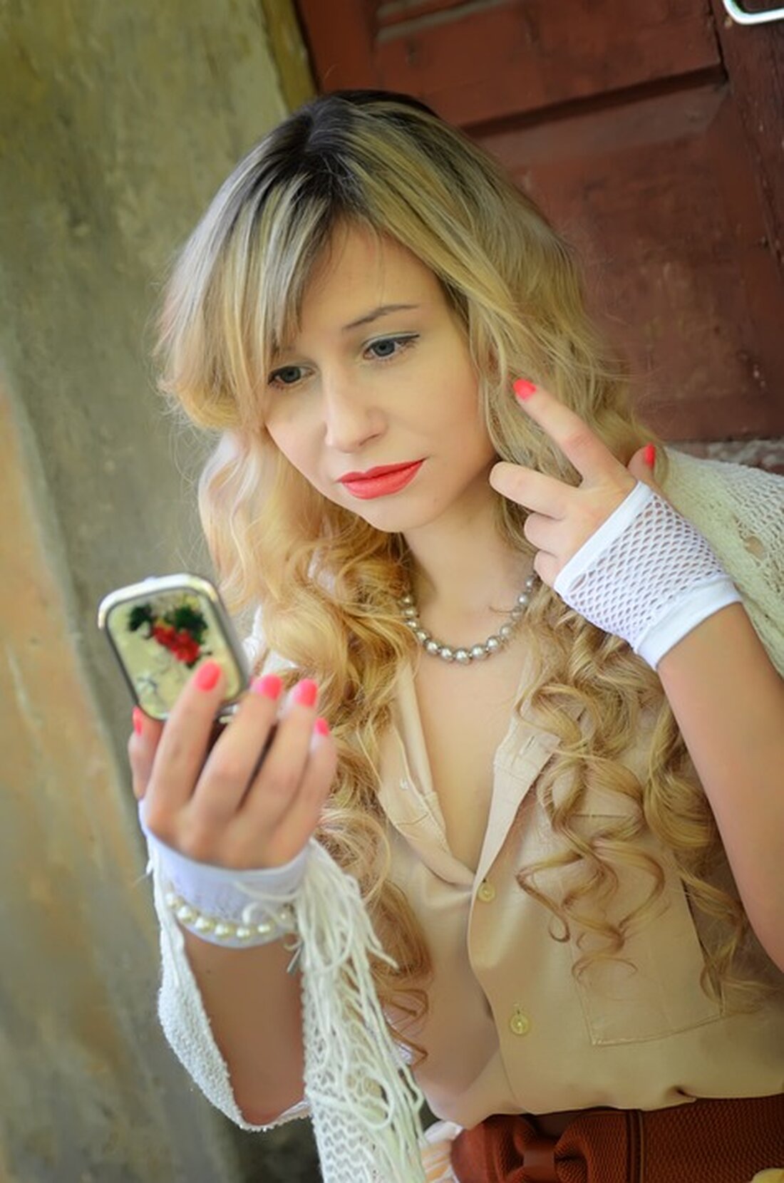 Gemäß einem Bericht von www.finanzen.net, zollte der deutsche Leitindex DAX am Donnerstag den kräftigen Gewinnen der vergangenen Tage Tribut. Der DAX eröffnete den Handel 0,2 Prozent niedriger bei 16.623,89 Punkten und verlor zuletzt 0,16 Prozent auf 16.628,99 Zähler. Markteilnehmer sprachen von einer gesunden Atempause und halten die Marktlage teils für überkauft, nachdem der DAX bei 16.727 Punkten einen weiteren Rekordstand erreicht hatte und seine Jahresendrally auf über 13,5 Prozent ausgebaut hatte. Gewinnmitnahmen waren aufgrund der Entwicklung der Übersee-Börsen ein Thema. In den USA schloss der marktbreite S&P 500 mit leichten Verlusten am Tagestief. Zudem stiegen die Erstanträge auf Leistungen aus …