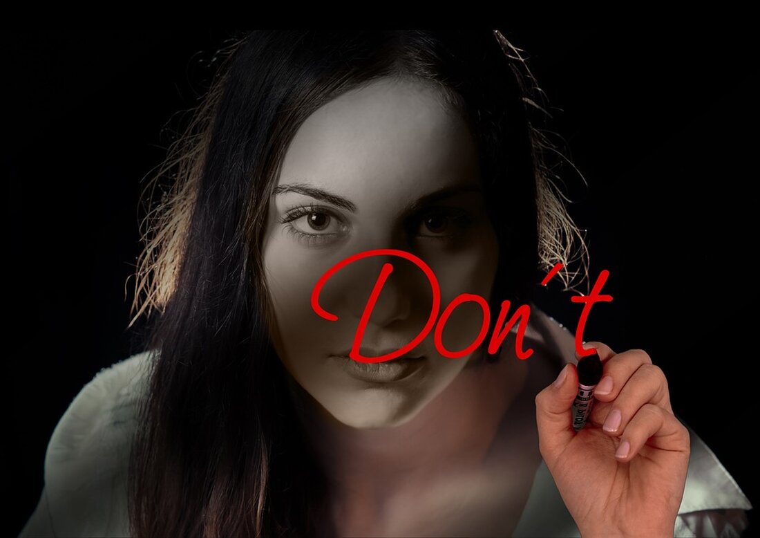 Gemäß einem Bericht von www.nw.de, ist die Baubranche in Bielefeld von der aktuellen wirtschaftlichen Krise stark betroffen. Es gibt einen spürbaren Rückgang im Neubausektor, was zu einer Verlagerung hin zu Renovierungs- und Instandhaltungsarbeiten führt. Die gestiegenen Kosten und die überbordende Bürokratie lähmen und verteuern viele Bauprojekte, und die Beschäftigtenzahlen werden voraussichtlich ebenfalls zurückgehen. Die Handwerkskammer OWL fordert die Politik auf, die Grunderwerbssteuer abzuschaffen oder zu senken, sowie die Abschreibungsbedingungen für Bauinvestoren zu verbessern. Die beschlossene Baulandstrategie von 2019 hat die Preise für Grundstücke gedrückt, was dazu führt, dass Landwirte kaum noch freiwillig ihr Land abgeben. Dadurch gerät das Kerngeschäft von &hellip;