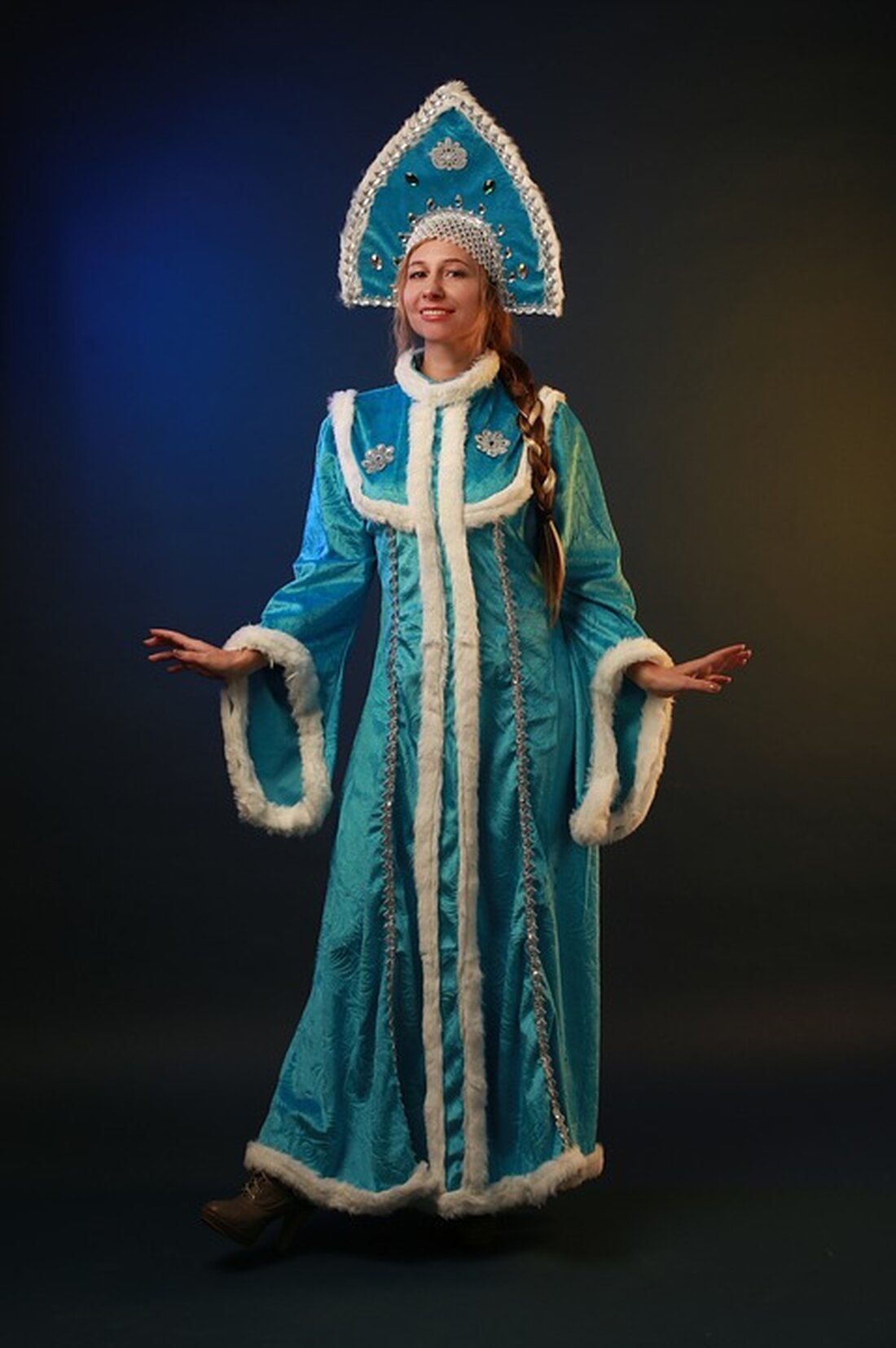 Gemäß einem Bericht von www.merkur.de, warnt die Verbraucherzentrale in NRW vor potenziellen Gesundheitsgefahren, die in bestimmten Karnevalskostümen lauern könnten. Besonders in Billig-Kostümen könnten allergieauslösende Substanzen und Chemikalien enthalten sein, die unangenehme Hautreaktionen auslösen und insbesondere für Kinder gesundheitsschädlich sein könnten. Die Verwendung von allergieauslösenden Substanzen und Chemikalien in Kostümstoffen und Perücken kann zu Hautirritationen und Allergien führen. Insbesondere Kinder, die empfindlicher auf solche Substanzen reagieren, könnten schwerwiegende gesundheitliche Folgen davontragen. Darüber hinaus könnten langfristige Expositionen zu diesen Stoffen zu ernsthaften Gesundheitsproblemen führen. Diese Warnung der Verbraucherzentrale könnte zu einem Rückgang der Nachfrage nach Billig-Kostümen führen, da Verbraucher zunehmend auf die …