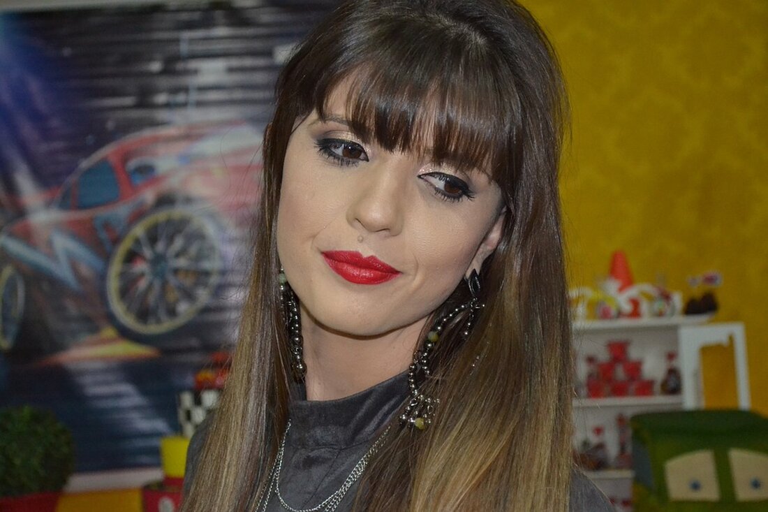 Wie www.new-facts.eu berichtet, kritisiert der Verbraucherzentrale Bundesverband (vzbv) fehlende Entlastungen für Verbraucher im neuen Strompreis-Paket. Dieses Paket beinhaltet unter anderem eine CO2-Bepreisung und eine Senkung der EEG-Umlage, die jedoch nicht ausreichen, um die Belastung für Verbraucher zu mindern. Es ist wichtig zu betonen, dass der Strompreis ein entscheidender Faktor für den Verbrauchermarkt ist, da er direkte Auswirkungen auf die Kaufkraft und das Konsumverhalten der Verbraucher hat. Die fehlende Entlastung im Strompreis-Paket kann daher dazu führen, dass die Verbraucher weniger Geld für andere Konsumgüter zur Verfügung haben, was sich negativ auf den Markt auswirken könnte. Zusätzlich ist zu erwähnen, dass die &hellip;