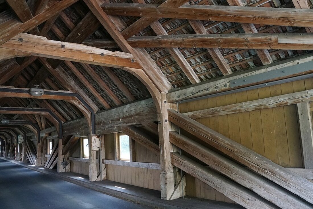 Gemäß einem Bericht von www.otz.de, stehen fünf Immobilien im Altenburger Land zur Versteigerung. Die Preise am Immobilienmarkt sinken, was sich auch auf das ländliche Gebiet auswirkt. Die Angebote reichen von einem Einfamilienhaus in Dobitschen für 5000 Euro bis zu einem Mehrfamilienhaus in Treben für 9000 Euro. Die Sächsische Grundstücksauktionen AG (SGA) verweist auf notwendige Investitionen für eine grundlegende Sanierung, die mit den Kosten für einen Neubau vergleichbar sind. Falls die niedrigen Preise nicht erzielt werden, besteht die Möglichkeit, die Objekte erneut zur Versteigerung aufzurufen. Eine nähere Untersuchung der einzelnen Objekte zeigt, dass die Immobilien einen allumfassenden Sanierungsbedarf aufweisen. Beispielsweise steht …