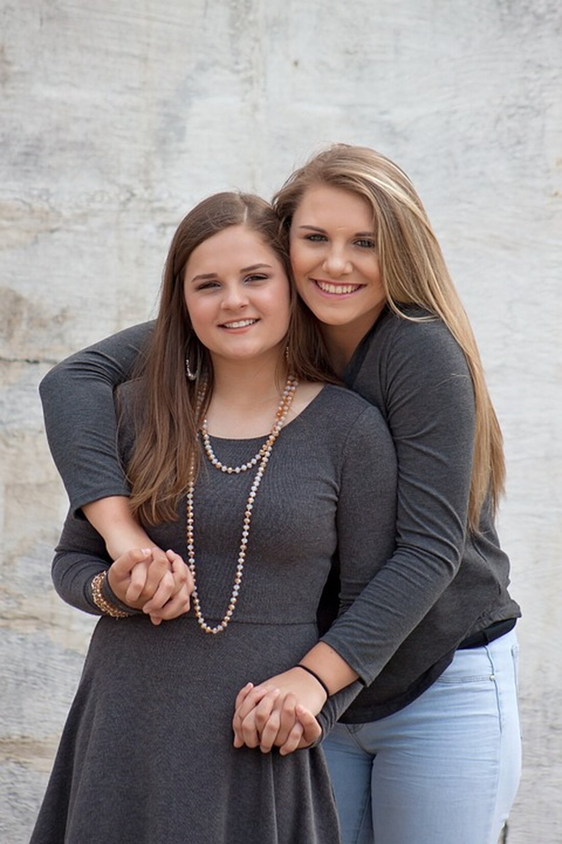 Gemäß einem Bericht von www.shz.de, haben die Stadtvertreter in Glücksburg eine wichtige Entscheidung über alte Immobilien getroffen. Die Stadt plant, verfallene Gebäude zu kaufen, um die Kommune in diesem Bereich zu entwickeln und die Immobilien zu sanieren. Diese Entscheidung wird voraussichtlich Auswirkungen auf den örtlichen Immobilienmarkt haben, da sie zu einer steigenden Nachfrage und sinkenden Leerstandsquoten führen könnte. Expertenmeinung: Es wird erwartet, dass die Maßnahme der Stadt Glücksburg den Immobilienmarkt in der Region deutlich beeinflussen wird. Der Kauf und die Sanierung verfallener Gebäude werden zu einer Verringerung des Immobilienleerstands führen, was wiederum das Angebot knapper machen und die Preise erhöhen …