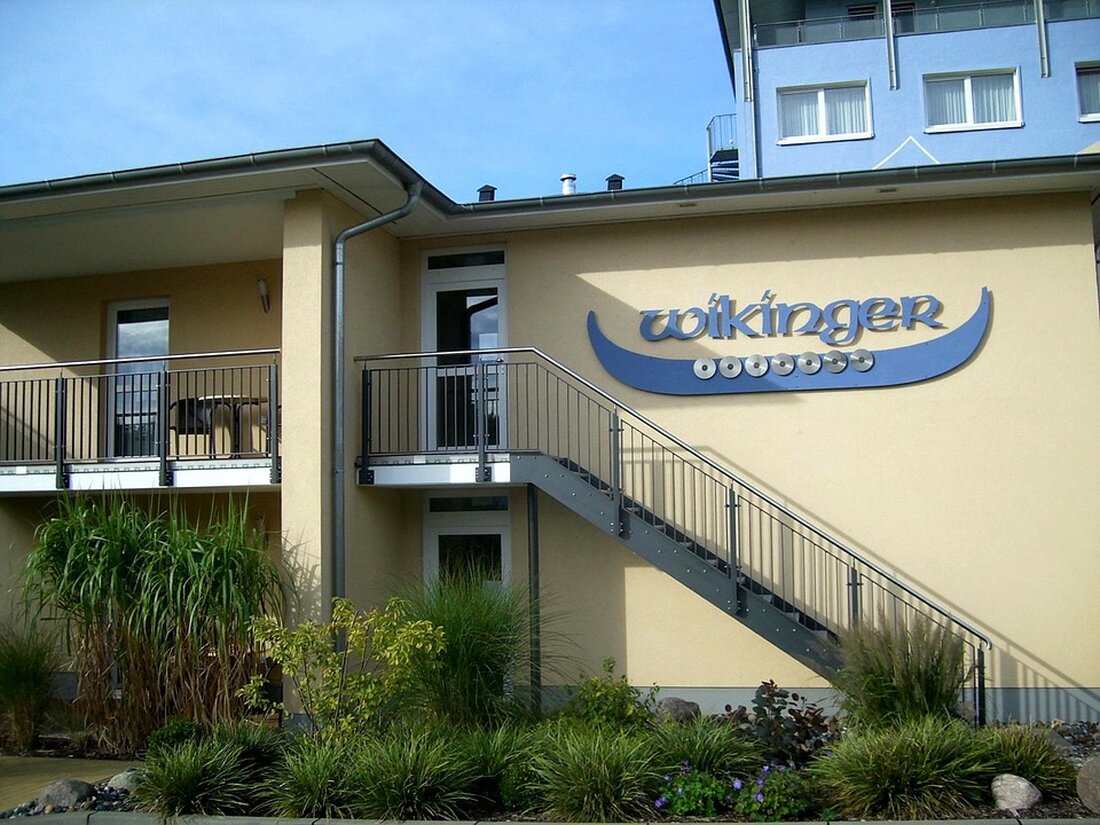 Gemäß einem Bericht von efahrer.chip.de, Die steigende Anzahl von Elektroautos auf Deutschlands Straßen hat zu einer Anpassung der Versicherungsbranche geführt, die spezifische Tarife nur für Elektroautos anbietet. Allerdings gibt es relevante Unterschiede bei den Leistungen der einzelnen Versicherer. Stiftung Warentest hat Voll- und Teilkaskoversicherungen genauer unter die Lupe genommen und vier empfehlenswerte Versicherungen für E-Autos vorgestellt. Die Versicherungskonzepte für Elektroautos sollten neben den üblichen Leistungen auch auf die spezifischen Bedürfnisse von Elektroautofahrern abgestimmt sein. Dazu gehören beispielsweise der Schutz des Akkus, die Absicherung von Zubehör wie Ladestationen und Ladekabeln, sowie Schutz bei Tierfraß oder Bedienfehlern. Demnach sollten E-Autofahrer bei der …