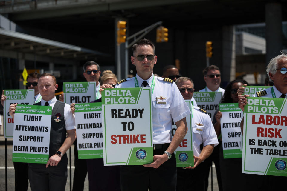 Piloten von Delta Air Lines, vertreten durch die Air Line Pilots Association, protestieren vor dem Terminal 4 am JFK International Airport in New York City, USA, 30. Juni 2022. REUTERS/Shannon Stapleton