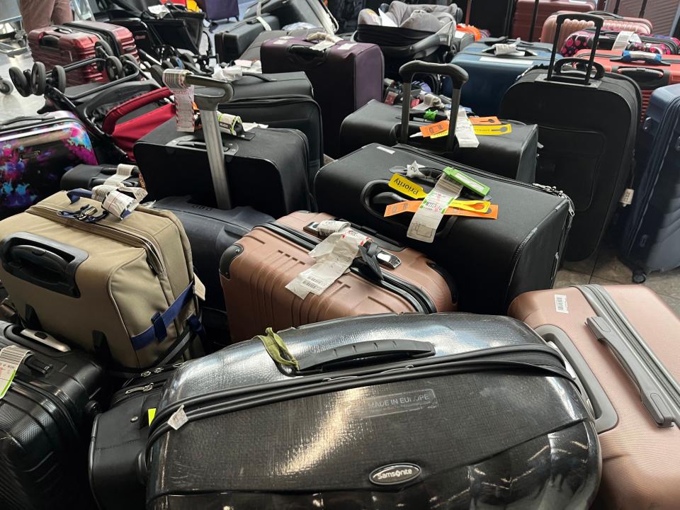 Koffer werden am 8. Juli 2022 bei der Gepäckausgabe am Terminal 3 in Heathrow, westlich von London, nicht abgeholt gesehen. (Foto von PAUL ELLIS/AFP über Getty Images)