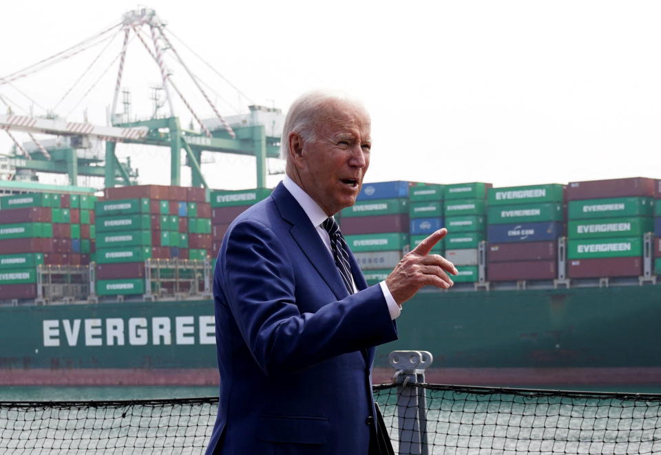 Präsident Biden geht nach einer Rede während eines Besuchs im Hafen von Los Angeles während des neunten Amerika-Gipfels in Los Angeles am 10. Juni 2022. REUTERS/Kevin Lamarque