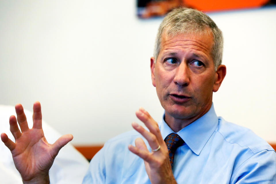 Lance Fritz, Vorsitzender, Präsident und CEO von Union Pacific, spricht während eines Interviews in New York, USA, am 2. Juni 2016. REUTERS/Shannon Stapleton