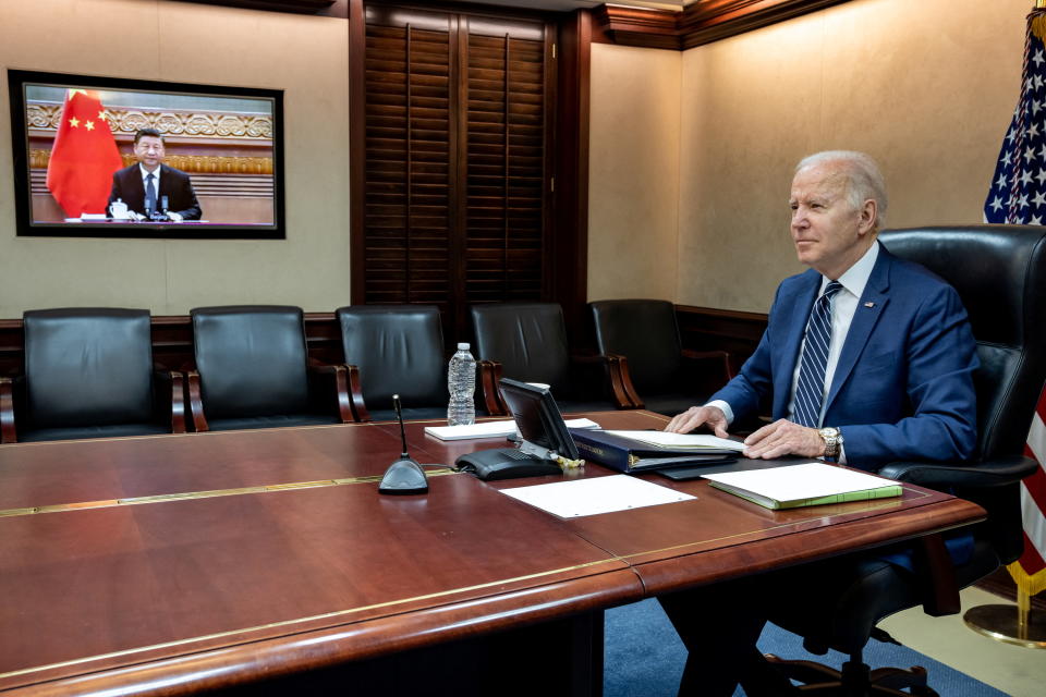 US-Präsident Joe Biden führt virtuelle Gespräche mit dem chinesischen Präsidenten Xi Jinping aus dem Situation Room im Weißen Haus in Washington, USA, 18. März 2022. Das Weiße Haus/Handout via REUTERS. DIESES BILD WURDE VON EINEM DRITTANBIETER ZUR VERFÜGUNG GESTELLT.