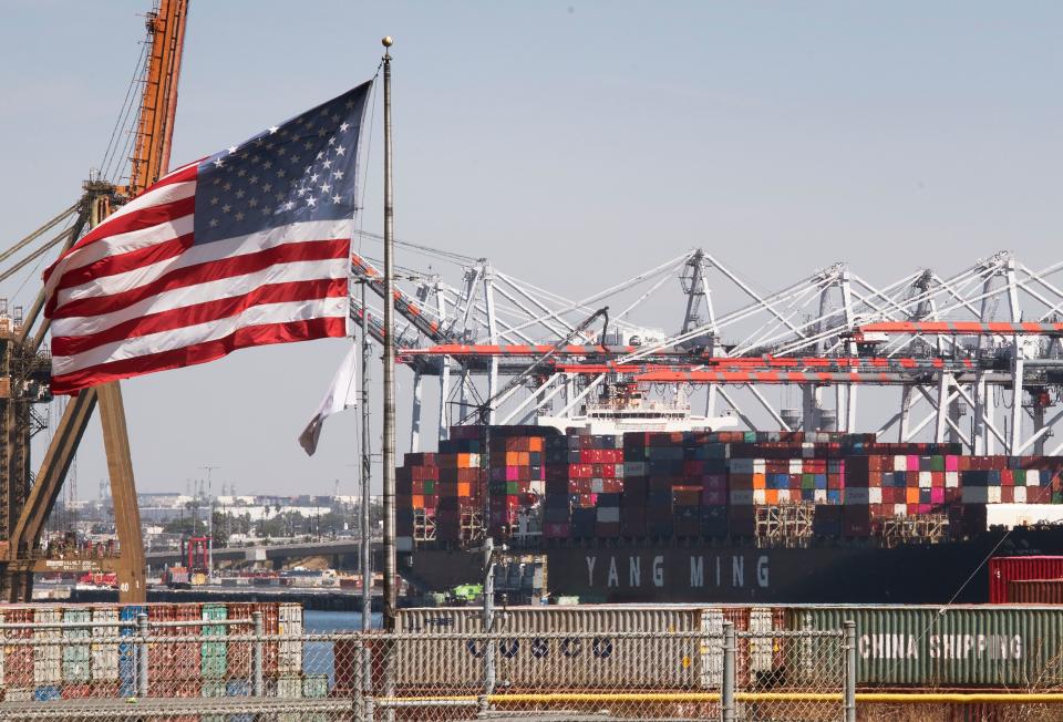 Schiffscontainer aus China und anderen asiatischen Ländern werden am 14. September 2019 im Hafen von Los Angeles in Long Beach, Kalifornien, entladen. (Foto von Mark RALSTON/AFP)