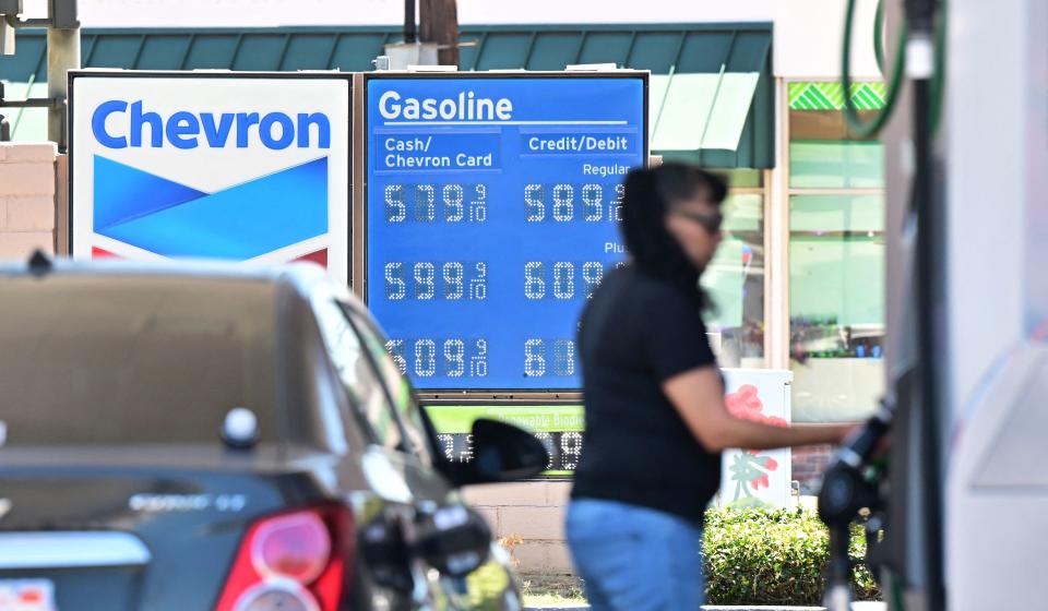 Die Benzinpreise werden am 19. Juli 2022 an einer Tankstelle in Monterey Park, Kalifornien, angezeigt. - Die US-Benzinpreise sind von historischen Höchstständen zu Beginn des Sommers gefallen, ein Rückgang, der von einem politisch bedrängten Weißen Haus als Zeichen einer nachlassenden Inflation hervorgehoben wurde. Präsident Joe Biden ging zu Twitter, um darauf hinzuweisen, dass die Preise an der Zapfsäule seit mehr als einem Monat gesunken sind, wodurch der durchschnittliche Fahrer etwa 25 US-Dollar pro Monat einspart. Laut der American Automobile Association liegen die Benzinpreise jetzt im nationalen Durchschnitt bei 4,495 US-Dollar pro Gallone, was einem Rückgang von 10 Prozent gegenüber dem Vormonat, aber einem Anstieg von 42 Prozent gegenüber dem Vorjahresniveau entspricht. (Foto von Frederic J. BROWN/AFP) (Foto von FREDERIC J. BROWN/AFP via Getty Images)