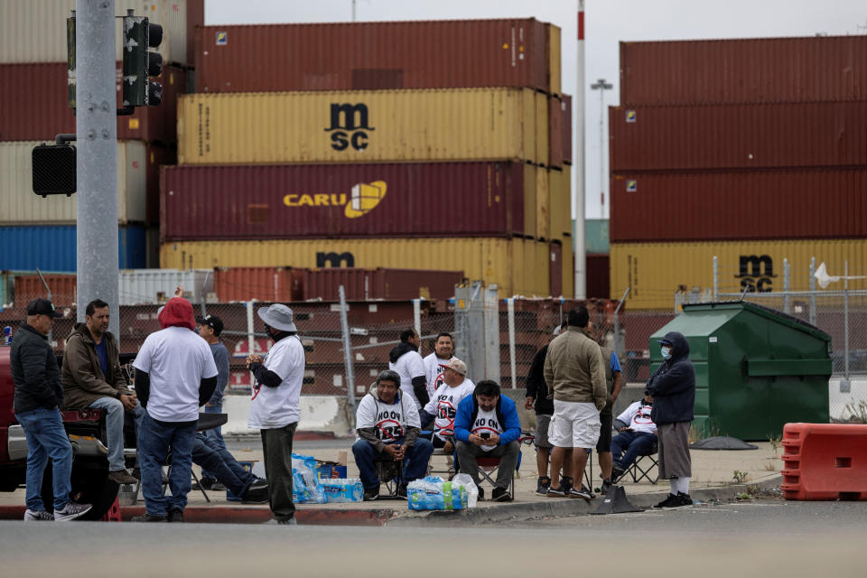 LKW-Fahrer versammeln sich, um die Einfahrt von LKWs an einem Containerterminal im Hafen von Oakland während eines Protestes gegen AB5 in Oakland, Kalifornien, am 21. Juli 2022 zu blockieren. REUTERS/Carlos Barria