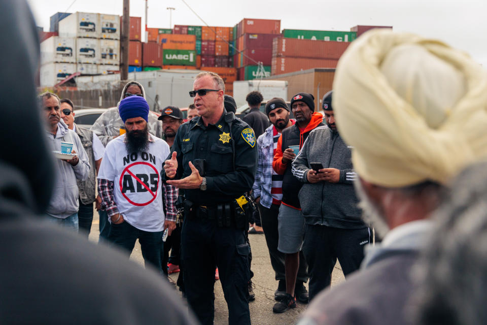 Clay Burch (Polizeihauptmann der Oakland PD) spricht am 22. Juli 2022 mit Truckern, die gegen AB5 im Hafen von Oakland in Kalifornien protestieren. (Foto von Anibal Martel/Anadolu Agency via Getty Images)