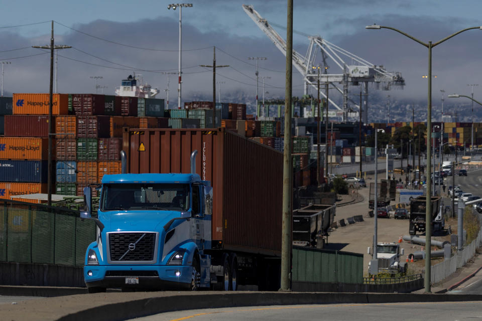 Versandcontainer werden an einem Terminal im Hafen von Oakland gesehen, während LKW-Fahrer am 21. Juli 2022 in Oakland, Kalifornien, weiterhin gegen AB5 protestieren. REUTERS/Carlos Barria