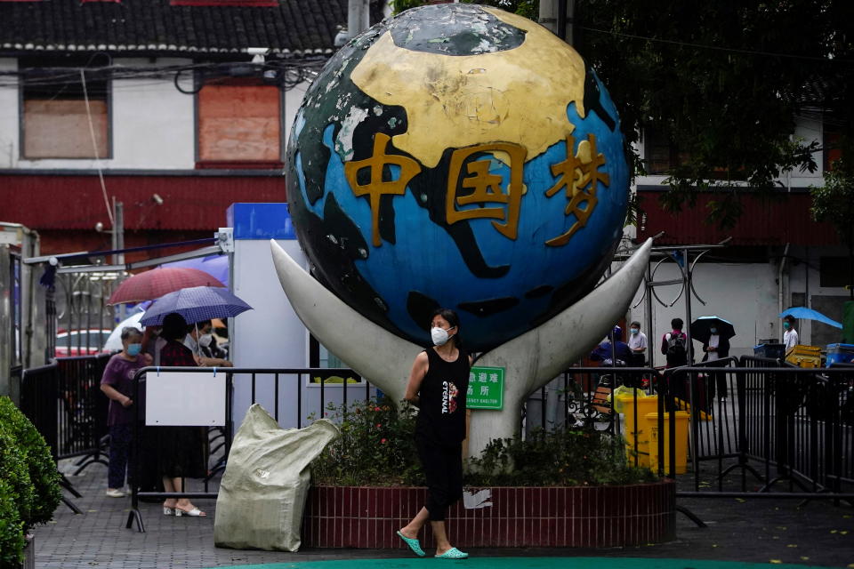 Menschen stehen für Nukleinsäuretests auf einer Straße an, inmitten neuer Sperrmaßnahmen in Teilen der Stadt, um den Ausbruch der Coronavirus-Krankheit (COVID-19) in Shanghai, China, am 10. Juni 2022 einzudämmen. REUTERS/Aly Song