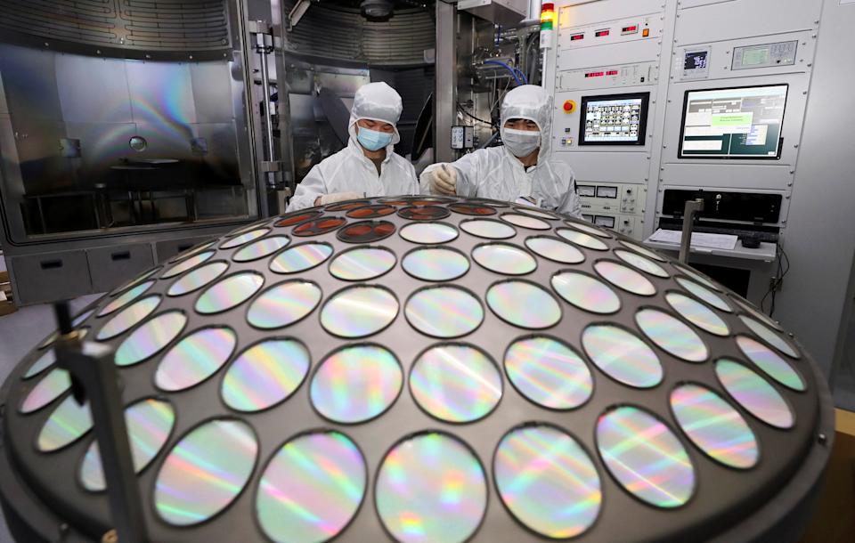 Mitarbeiter arbeiten an der Halbleiterchip-Produktionslinie der Jiangsu Azure Corp in Huaian, Provinz Jiangsu, China, 25. März 2022. China Daily via REUTERS