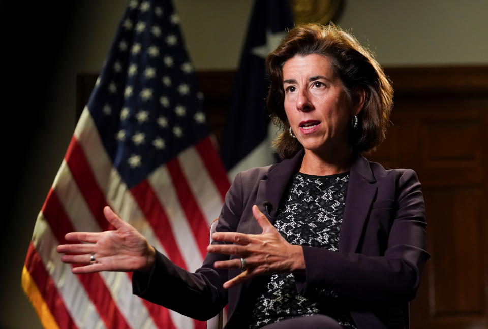 US-Handelsministerin Gina Raimondo spricht während eines Reuters-Interviews im Handelsministerium in Washington, USA, am 23. September 2021. REUTERS/Kevin Lamarque