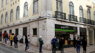 Der Portugiese Jeronimo Martins springt in die Höhe, getragen von Flüchtlingen in Polen