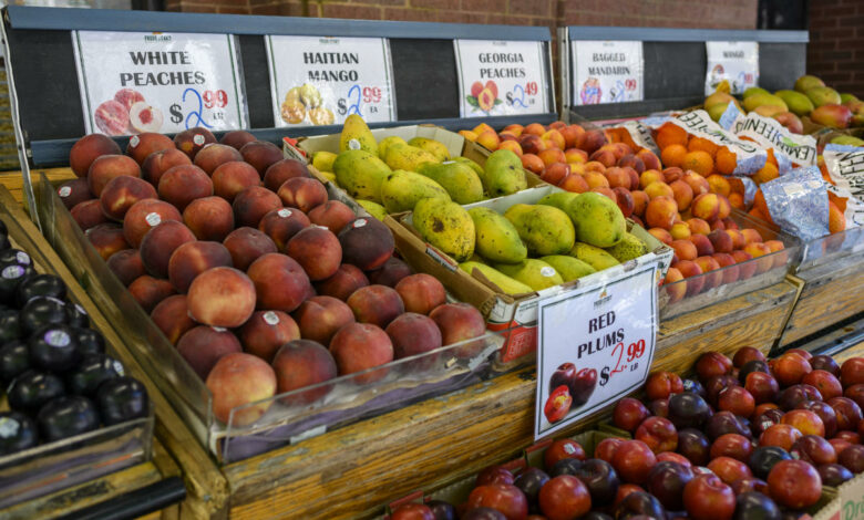 Inflation: „Verbraucher reagieren“ auf hohe Lebensmittelpreise, sagt Lebensmittelhändler