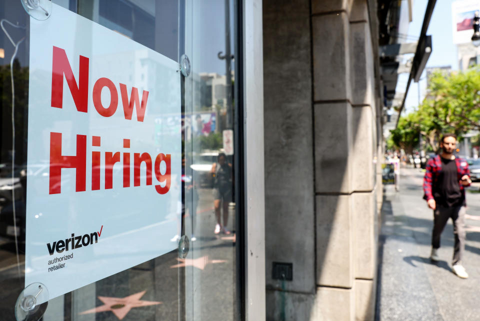 LOS ANGELES, KALIFORNIEN – 26. JULI: Ein „Now Hiring“-Schild wird am 26. Juli 2022 in einem Verizon-Geschäft in Los Angeles, Kalifornien, angebracht. Während die Federal Reserve die Zinssätze weiter erhöht, zeigt der Arbeitsmarkt allmählich Anzeichen einer Verlangsamung. (Foto von Mario Tama/Getty Images)