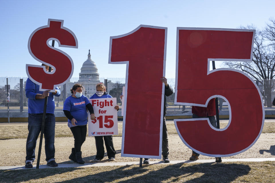 Aktivisten appellieren am Donnerstag, den 25. Februar 2021, in der Nähe des Kapitols in Washington für einen Mindestlohn von 15 US-Dollar. Das 1,9 Billionen US-Dollar schwere COVID-19-Hilfsgesetz, das im Kongress vorbereitet wird, enthält eine Bestimmung, die den föderalen Mindestlohn über fünf Jahre auf 15 US-Dollar pro Stunde anheben würde . (AP Foto/J. Scott Applewhite)