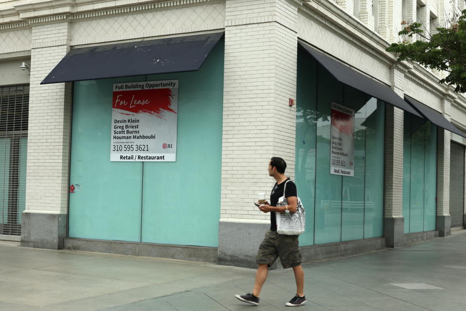 Ein Mann betrachtet eine leere Gewerbeimmobilien-Einzelhandelsfläche in Santa Monica, Kalifornien, USA, 16. Juni 2022. REUTERS/Lucy Nicholson