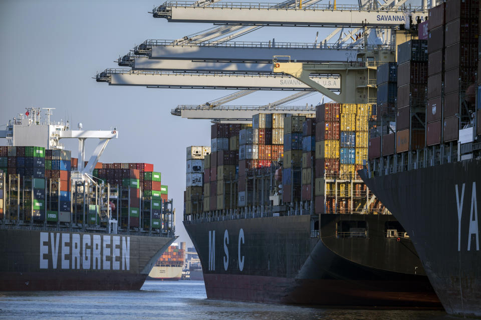 DATEI – Das Containerschiff Ever Far, links, segelt flussabwärts am Hafen von Savannah der Georgia Ports Authority in Savannah, Georgia, Mittwoch, 29. September 2021, vorbei. Der Hafen von Savannah verzeichnete im Geschäftsjahr 2022 inmitten eines Anstiegs ein rekordverdächtiges Frachtaufkommen bei Importen und Rückständen an der Westküste, die Verlader dazu veranlassen, Waren an die Ostküste umzuleiten, sagte die Georgia Ports Authority am Dienstag, den 26. Juli 2022. (AP Photo/Stephen B. Morton, Akte)