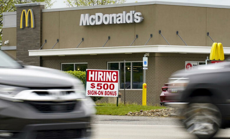 Die USA befinden sich auf dem „effektiven Höhepunkt der Beschäftigung“, was das heiße Lohnwachstum in den Fokus rückt