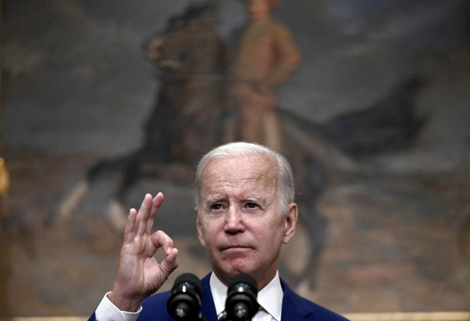 US-Präsident Joe Biden kündigt am 24. August 2022 im Roosevelt Room des Weißen Hauses in Washington, DC, Erleichterungen für Studentendarlehen an. – Biden kündigte an, dass die meisten US-Universitätsabsolventen, die immer noch versuchen, Studentendarlehen zurückzuzahlen, eine Erleichterung in Höhe von 10.000 US-Dollar erhalten werden, um ein jahrzehntealtes Problem massiver Bildungsschulden im ganzen Land anzugehen. (Foto von OLIVIER DOULIERY/AFP) (Foto von OLIVIER DOULIERY/AFP via Getty Images)