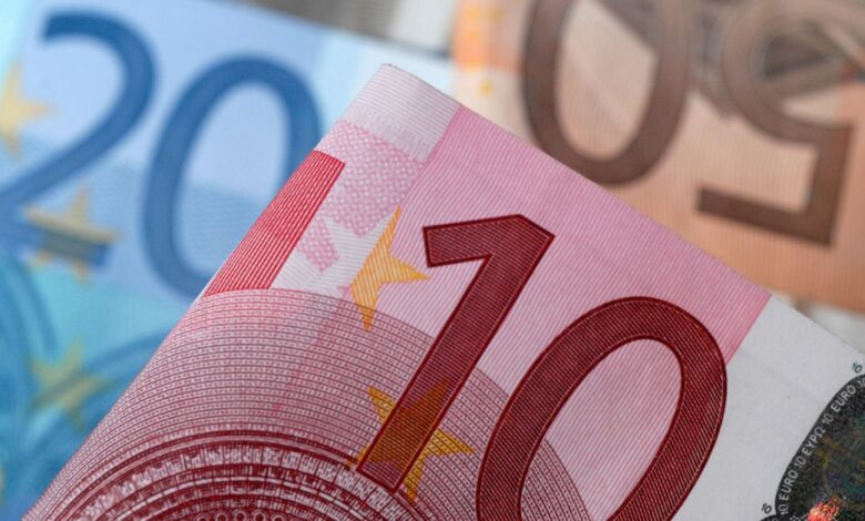 A picture illustration of euro banknotes