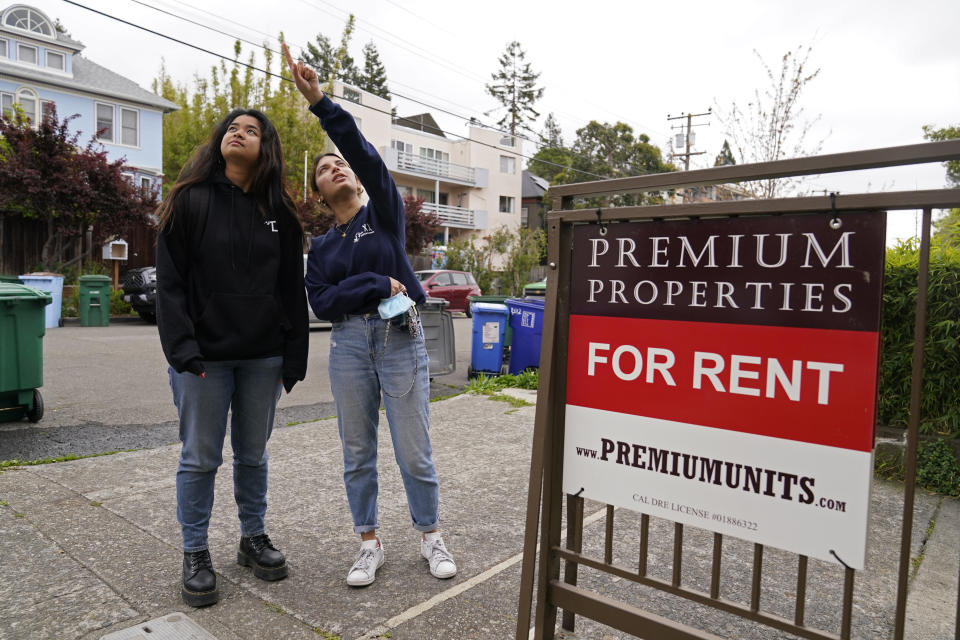 University of California, Berkeley Freshmen Sanaa Sodhi, right, und Cheryl Tugade suchen Wohnungen in Berkeley, Kalifornien, Dienstag, 29. März 2022. Millionen von College-Studenten in den USA versuchen, eine erschwingliche Unterkunft zu finden, da die Mieten landesweit steigen , die Senioren, junge Familien und Studenten gleichermaßen betrifft. Sodhi sucht für nächsten Herbst eine Wohnung, die sie mit drei Freunden mieten kann, weit weg von den Wohnheimen, aber immer noch in der Nähe von Kursen und Aktivitäten auf dem Campus. Sie haben mindestens 5.200 US-Dollar für ein Zwei-Zimmer-Haus veranschlagt. (AP Foto/Eric Risberg)