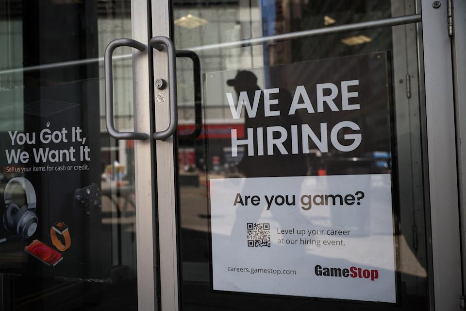 Ein Mietschild ist an der Tür eines GameStop in New York City, USA, am 29. April 2022 angebracht. REUTERS/Shannon Stapleton