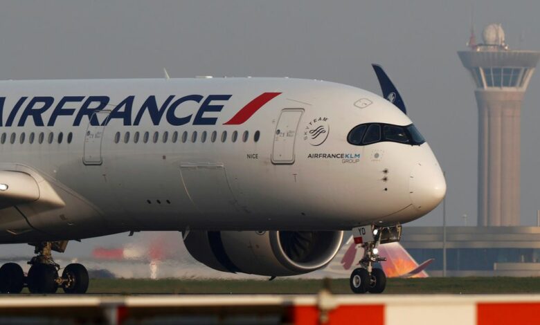 An Air France airplane lands at the Charles-de-Gaulle airport in Roissy