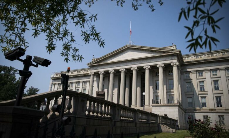 Die Treasury-Kurve flacht ab, da die Fed die Erwartungen für Zinserhöhungen erhöht
