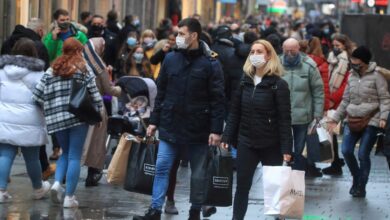 Christmas shoppers wear masks and fill Cologne