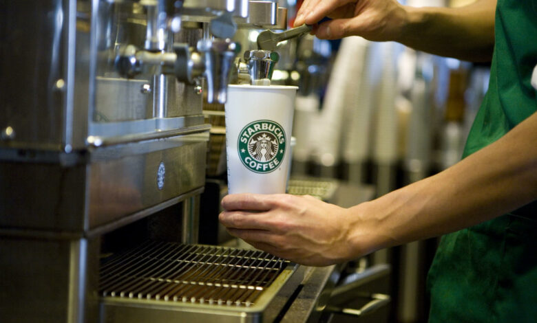 „Wir MÜSSEN mehr bezahlt werden“: Starbucks-Mitarbeiter haben es satt, dass Gen Z die Speisekarte mit komplizierten Getränkebestellungen „hackt“, die sie auf TikTok sehen