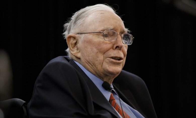 Warren Buffetts rechte Hand Charlie Munger feiert weiterhin den Niedergang von Krypto und zitiert die berühmte Analogie der Fed, der Partei und der Bowle