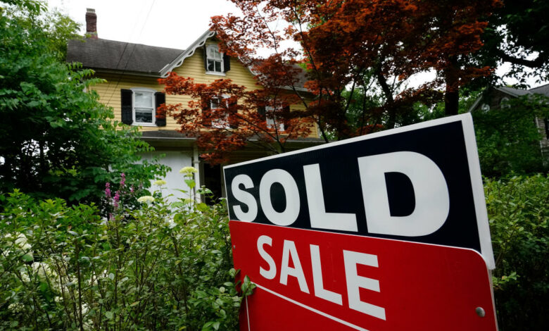 Die Verkäufe bestehender Eigenheime steigen im Februar, da die Hypothekenzinsen fallen