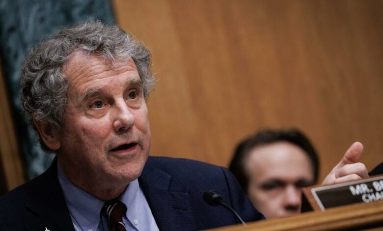 Senator Brown fordert die Fed auf, die Bankvorschriften zu verschärfen und die Zinserhöhungen auszusetzen