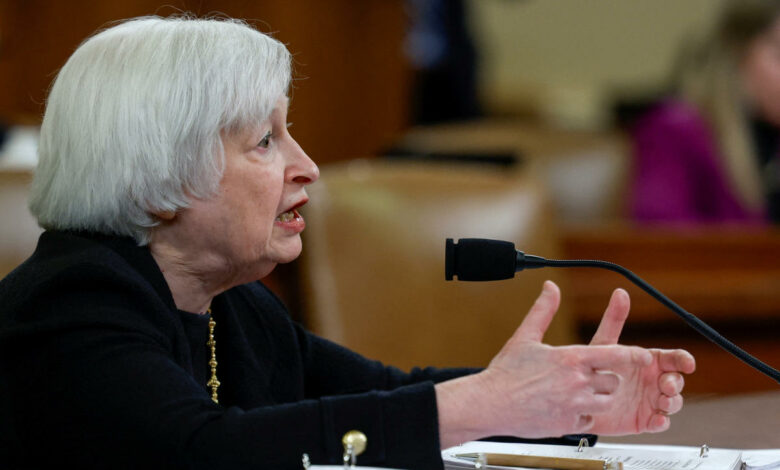 Yellen sagt, das Finanzministerium beobachte die Krise bei „einigen Banken“ „sorgfältig“.