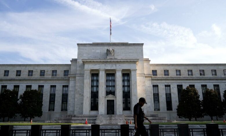 Die Fed betont die Wachsamkeit bei Krediten, da die Zinsansichten zurückgegangen sind