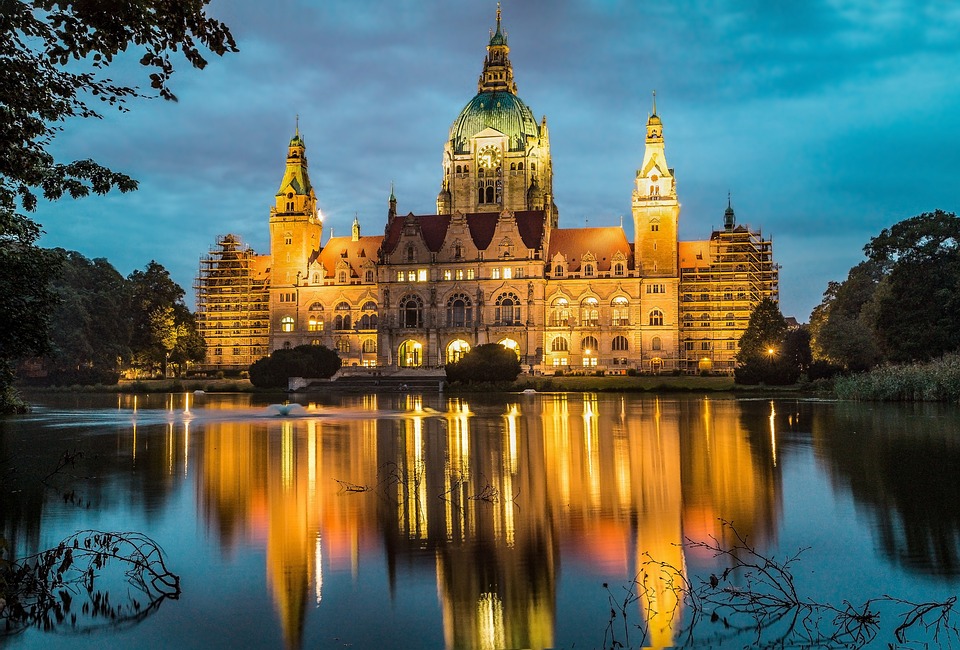 Neue Regelungen für den Personalausweis, Einwanderung und Kfz-Versicherung ab November – was Finanzexperten wissen sollten.