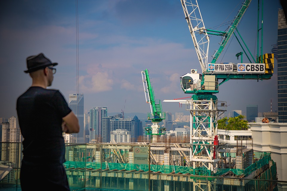 KI im Baugewerbe: Kleinst- und Kleinunternehmen zeigen wenig Interesse, so der Gewerbeversicherungsreport 2024.