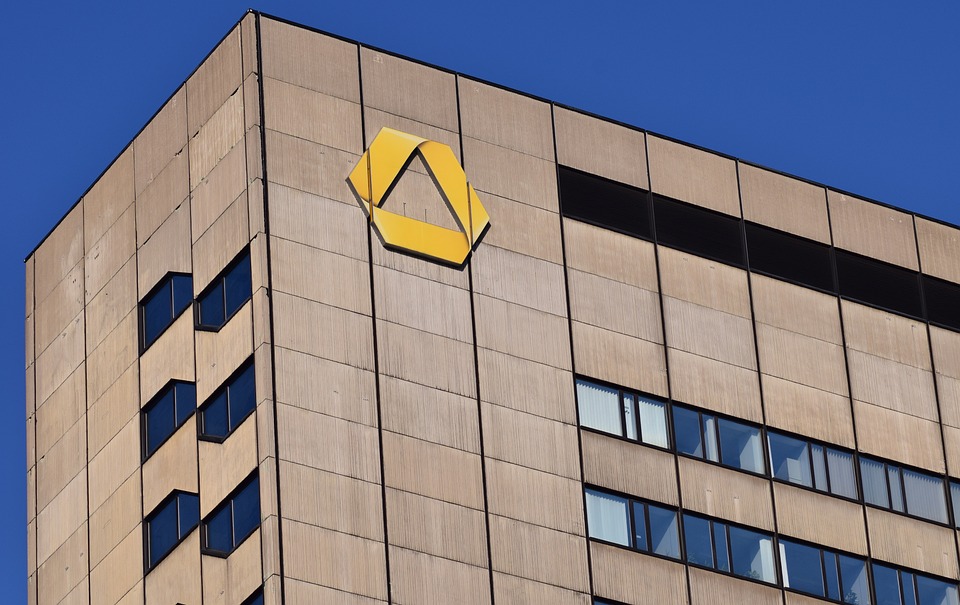 Commerzbank peilt Überschuss von 2,2 Milliarden Euro an – Finanzexperte optimistisch für 2023