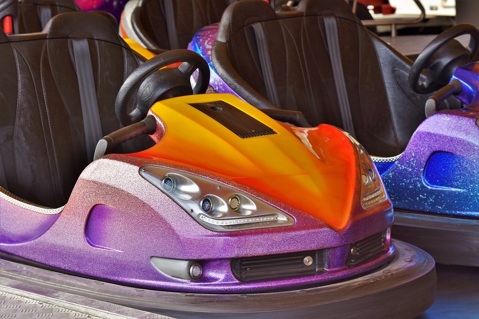 Unterhaltskosten für Elektroautos: Finanzexperte analysiert Entwicklung, Vergleich zu Verbrennern und Versicherungstipps.