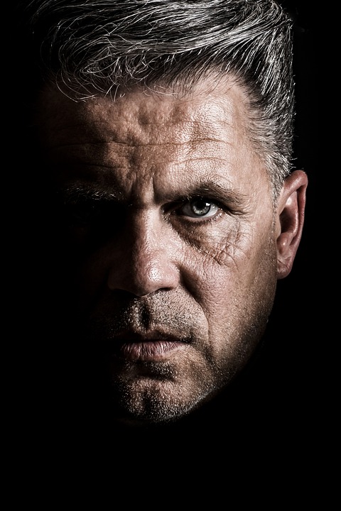 Deutsche Bank IT-Umstrukturierung: Warum Kundenbeschwerden zunehmen. Finanzexperte analysiert.