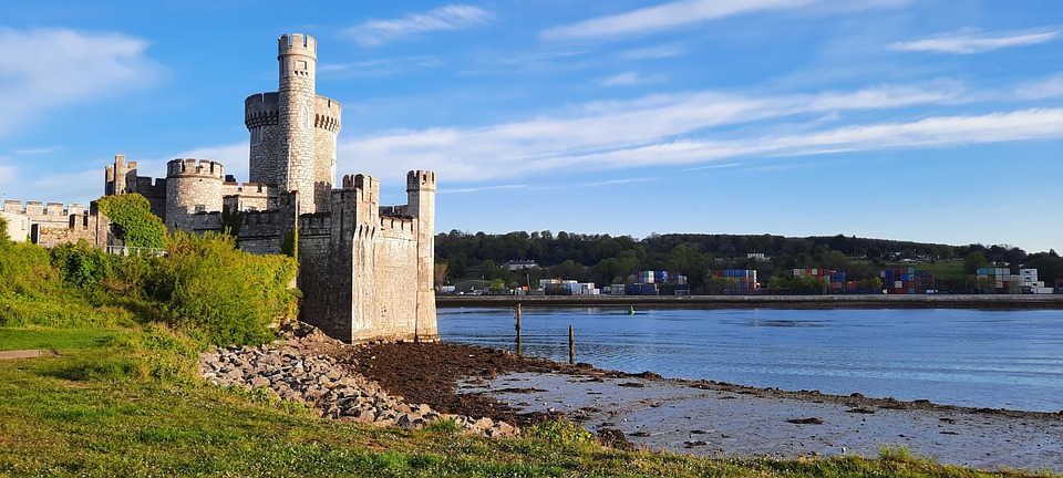 BlackRock warnt vor übertriebenen Zinserwartungen und empfiehlt Anlegern, sich von langlaufenden Anleihen fernzuhalten.