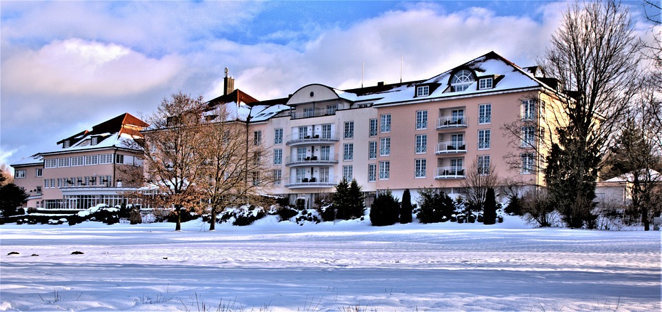 Finanzexperte kritisiert Schuldenbremse: Lindner plant Teilreform für Anpassung an Konjunktur und zweifelt an jüngsten Beschlüssen.