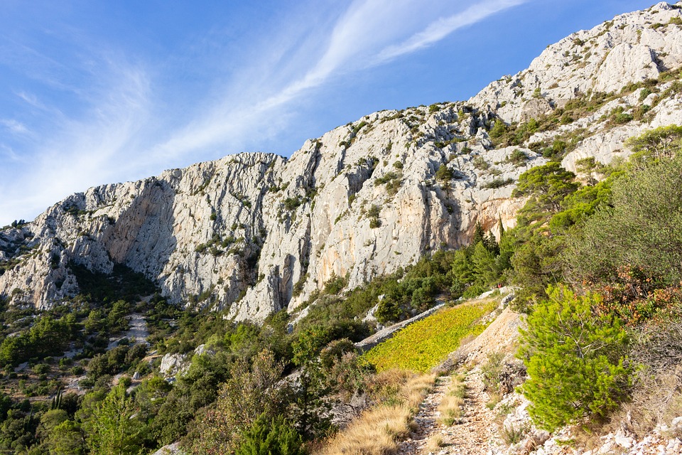 Nikola kämpft mit Schulden: Finanzexperte warnt vor unsicherer Zukunft und rät von Investition ab.