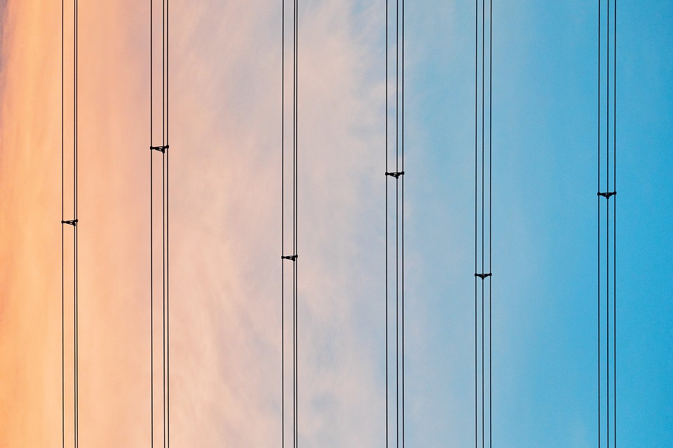 Finanzexperte analysiert aktuelle Entwicklung an den Börsen: US-Konjunkturdaten beflügeln Kurse, Hoffnung auf Zinssenkungen wächst. Fed-Sitzung im Fokus. (474 Zeichen)